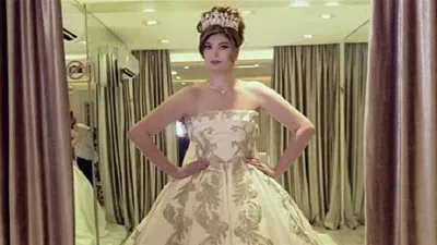 مكياج عروس لفستان زفاف مطرز باللون الذهبي