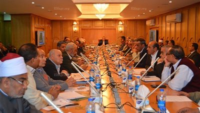 محافظ قنا يناقش قرارات مجلس المحافظين مع المجلس التنفيذي للمحافظة