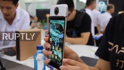 هاتف Darling بكاميرا بزاوية 360 درجة وماس مُدمج (فيديو)