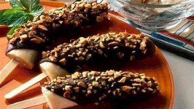 طريقة عمل أعواد الموز بتغليفة الشوكولاتة