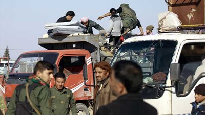 نازحون في سوريا ينتظرون ساعات على الحواجز خشية تسلل مقاتلي 