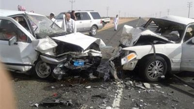 مصرع شخص وإصابة 14 آخرين في حادث تصادم سيارتين بكفر الشيخ