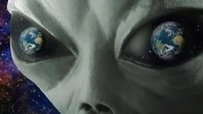 في مشهد غريب.. شاب أمريكي يتحول إلى كائن فضائي ! (فيديو)