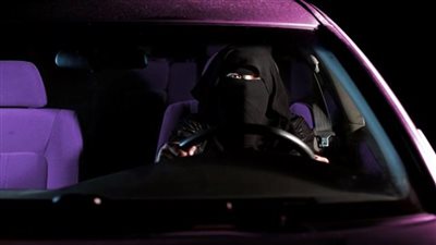 الإطاحة بسيدة قادت سيارة واصطدمت بمركبتين