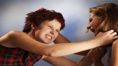 شاهد.. مشاجرة عنيفة بين فتاتين أمام إشارة مرور (فيديو)