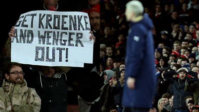 مظاهرات آرسنالية تطالب برحيل فينجر قبل لقاء بايرن ميونيخ