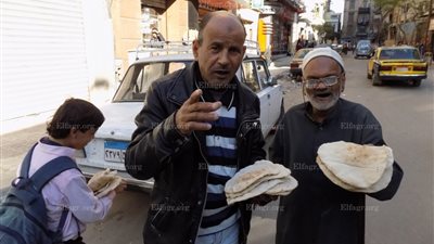 مواجهة ساخنة بين المواطنين وأصحاب المخابز في الإسكندرية.. والأمن يتدخل (تقرير)