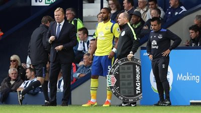 مدافع إيفرتون ينصح مدربه بتجاهل برشلونة