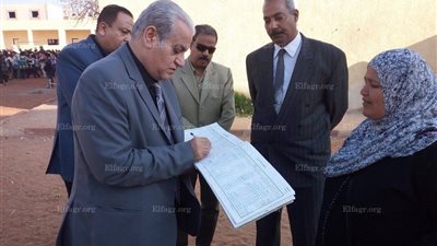 نقل معلمة اعتدت علي تلميذ بالضرب في الإسماعيلية (صور)