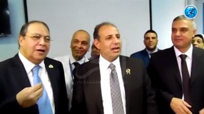 إهداء درع مستشفى الجمهورية لـ