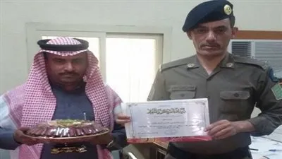 حارس مدرسة ينفي شائعة تكريمه بعد تسليمه 10 ملايين للجهات المعنية