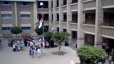 ذعر داخل مدرسة ملوي الثانوية التجارية للبنات بالمنيا بسبب إطلاق الشماريخ