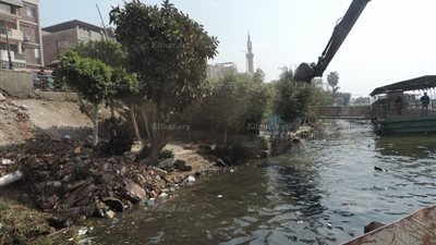 حملة لإزالة التعديات على نهر النيل بالقناطر الخيرية (صور)