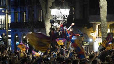 جماهير برشلونة تحتفل بتأهل للدور ربع النهائي بدوري الأبطال