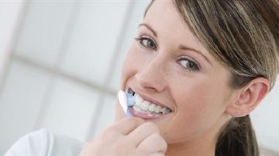 تنظيف الأسنان بشدة يهدد اللثة