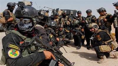 جندي عراقي يلتقط 