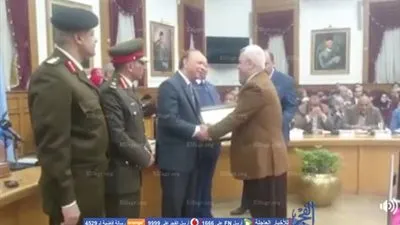 محافظ القاهرة يكرم اسر شهداء الشرطة والجيش ويقبل أطفالهم (فيديو)