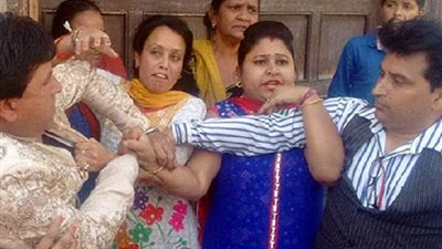 شاهد.. عريس يتعرض للضرب من زوجته الأولى أثناء زفافه بالثانية ! (صور)