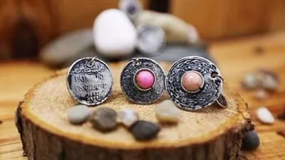 نساء يعدن الجنيه الفلسطيني عبر إكسسورات جميلة (صور)