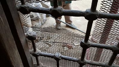 سرقة مجموعة من الزخارف الخشبية وباب مقصورة قبة الإمام الشافعي (صور)