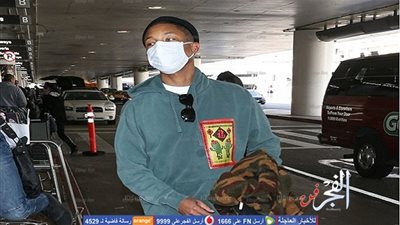 فاريل ويليامز يرتدي كمامة في مطار لوس أنجلوس.. لهذا السبب