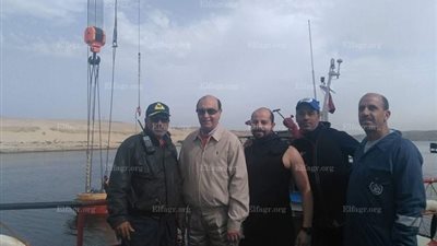 مميش يشهد التجهيزات لانتشال صال غارق بالمجري الملاحي لقناة السويس ببورسعيد (صور)