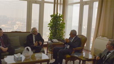وزير التجارة والصناعة يلتقى السفير البولندي بالقاهرة للإعداد لزيارة 