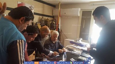 مرتضى منصور يسلم أعضاء الجمعية العمومية دعوات لقاء رينجرز (صور)