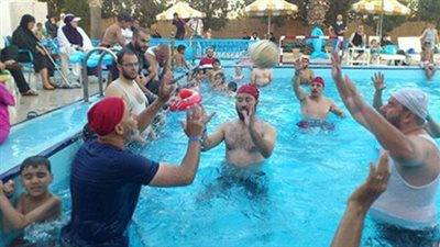 شاهد.. صور غريبة تثير جدلاً واسعاً لفندق إسلامي في دولة عربية !