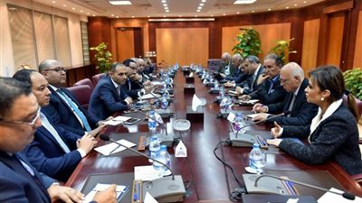 وزيرة الاستثمار تلتقى عدد من مسؤولى جمعيات سوق المال 