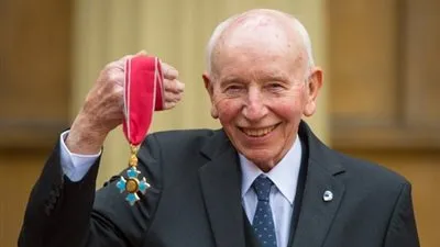 وفاة جون سورتيز بطل العالم السابق في سباقات ( فورمولا 1)