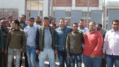 وقفة احتجاجية لقارئي العدادات بمياه قنا للمطالبة بالتثبيت (فيديو وصور)