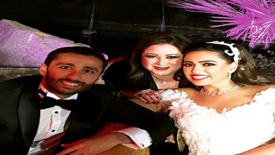 مي نور الشريف برفقة ابنة رجل الأعمال صالح كامل في حفل زفافها