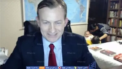 أطفال محلل سياسي يقتحمون برنامجه على الهواء 