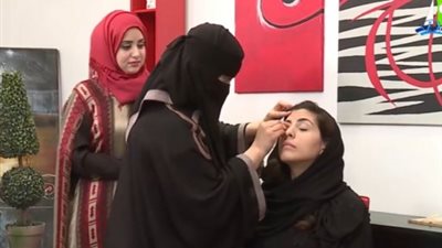 فاطمة العماني.. فنانة تشكيلية تحترف في سن 