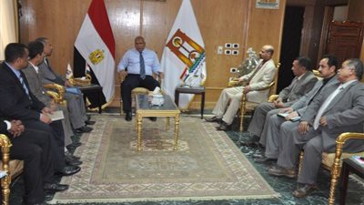 محافظ الوادي الجديد يطالب الأحزاب بتبني القرى وتنميتها 