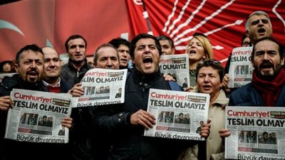 صحافيون أتراك يتظاهرون للأفراج عن زملائهم