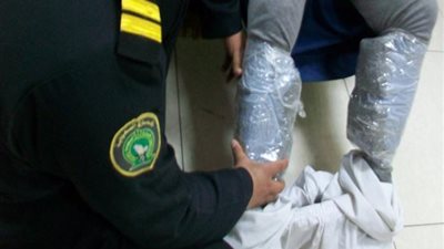 الجمارك تتمكن من ضبط مهرب خبأ 7 آلاف حبة مخدرة في بنطاله 