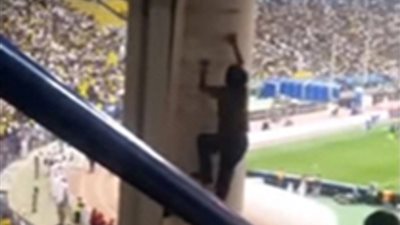 طفلان يتسلقان ساعة إستاد الملك فهد لمشاهدة 