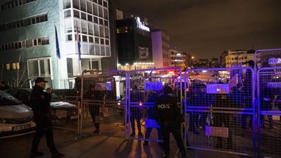 عاجل.. الشرطة الهولندية تفرّق متظاهرين أتراك بالقوة في روتردام (فيديو)