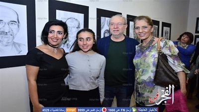 نجوم الفن بمعرض لوحات 