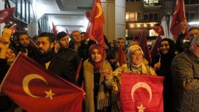 الشرطة الهولندية تفرق مظاهرة لأنصار أردوغان بمحيط القنصلية التركية