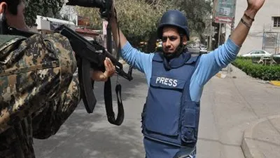 8 أسباب تجعلك تفكر أكثر من مرة قبل الارتباط بصحفي أو صحفية 