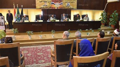 محافظ الفيوم ومدير جمعية المحاربين القدماء يكرمان أسر الشهداء ومصابي العمليات الحربية