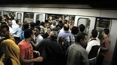 تكدس بمترو الخط الثاني بعد توقف الحركة لمدة 15  دقيقة (فيديو)