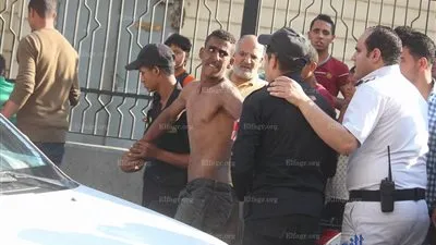 مختل عقليا يثير ذعر المواطنين في ميدان الموسكي بالعتبة (صوروفيديو)