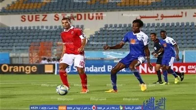 عماد متعب يتألق ويسجل هدفا ويصنع آخر في تقسيمة الأهلي