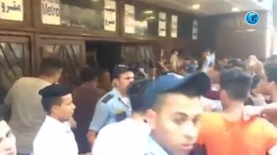 الشرطة تفرض النظام أمام سينمات وسط البلد بالقوة (فيديو)