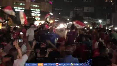 الشباب يشعلون شارع جامعة الدول بالألعاب النارية احتفالا بالتأهل للمونديال (فيديو)