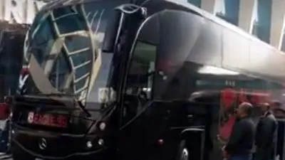 وصول بعثة الأهلي بعد التتويج بالسوبر (فيديو)